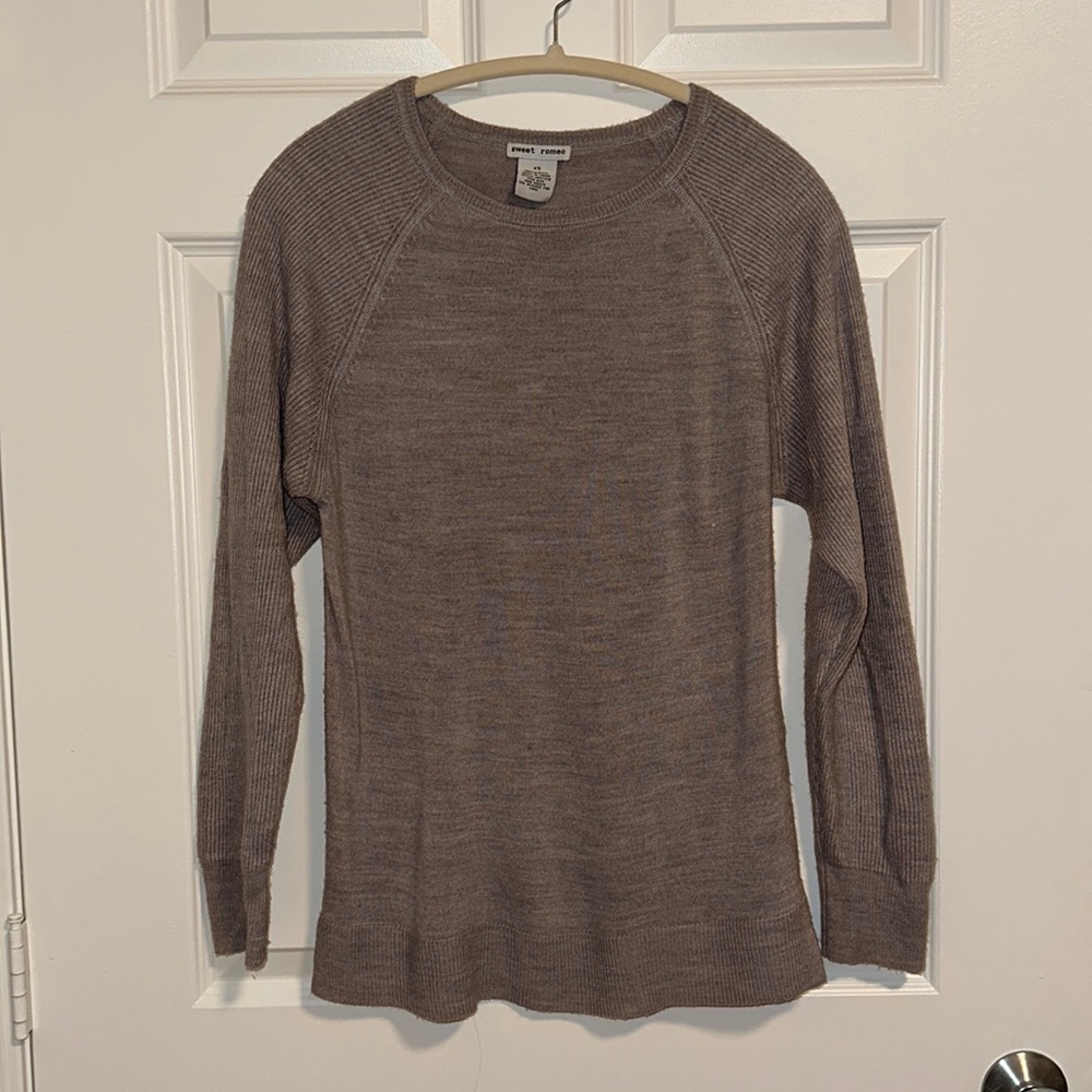 Sweet Romeo | Crewneck light brown sweater